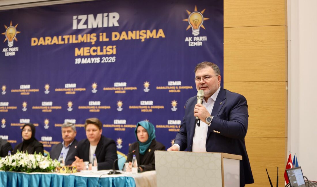 AK Parti İzmir İl Başkanlığı tarafından düzenlenen Daraltılmış İl Danışma