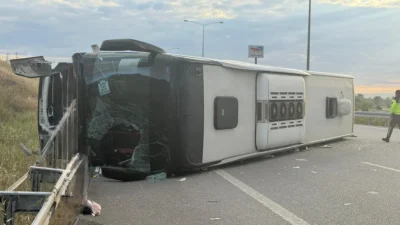 İstanbul-İzmir Otoyolu'nun Balıkesir geçişinde kontrolden çıkan bir yolcu otobüsünün refüje