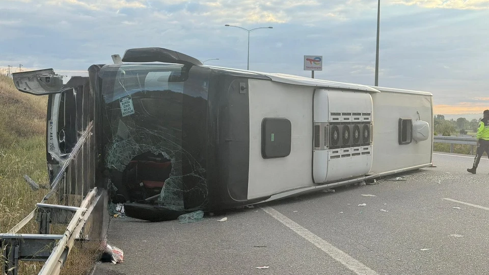 İstanbul-İzmir Otoyolu'nun Balıkesir geçişinde kontrolden çıkan bir yolcu otobüsünün refüje