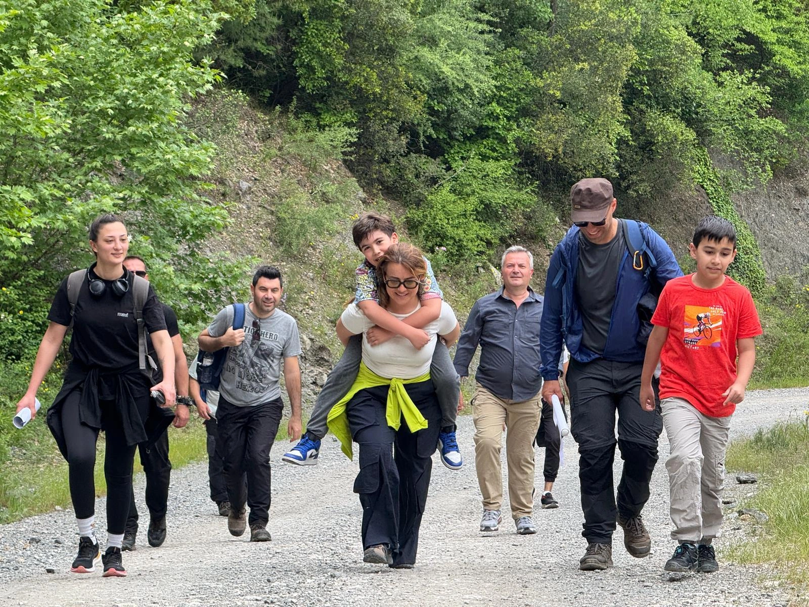 İtfaiyeciler sahaya indi: Doğadaki "Saatli Bombaları" tek tek topladılar!