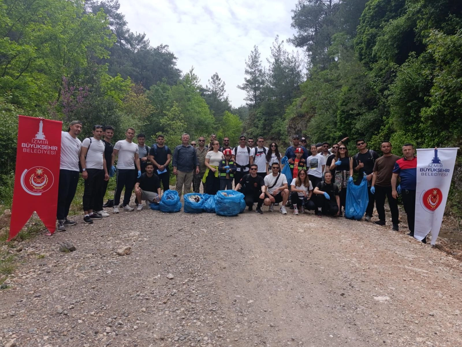 İtfaiyeciler sahaya indi: Doğadaki "Saatli Bombaları" tek tek topladılar!
