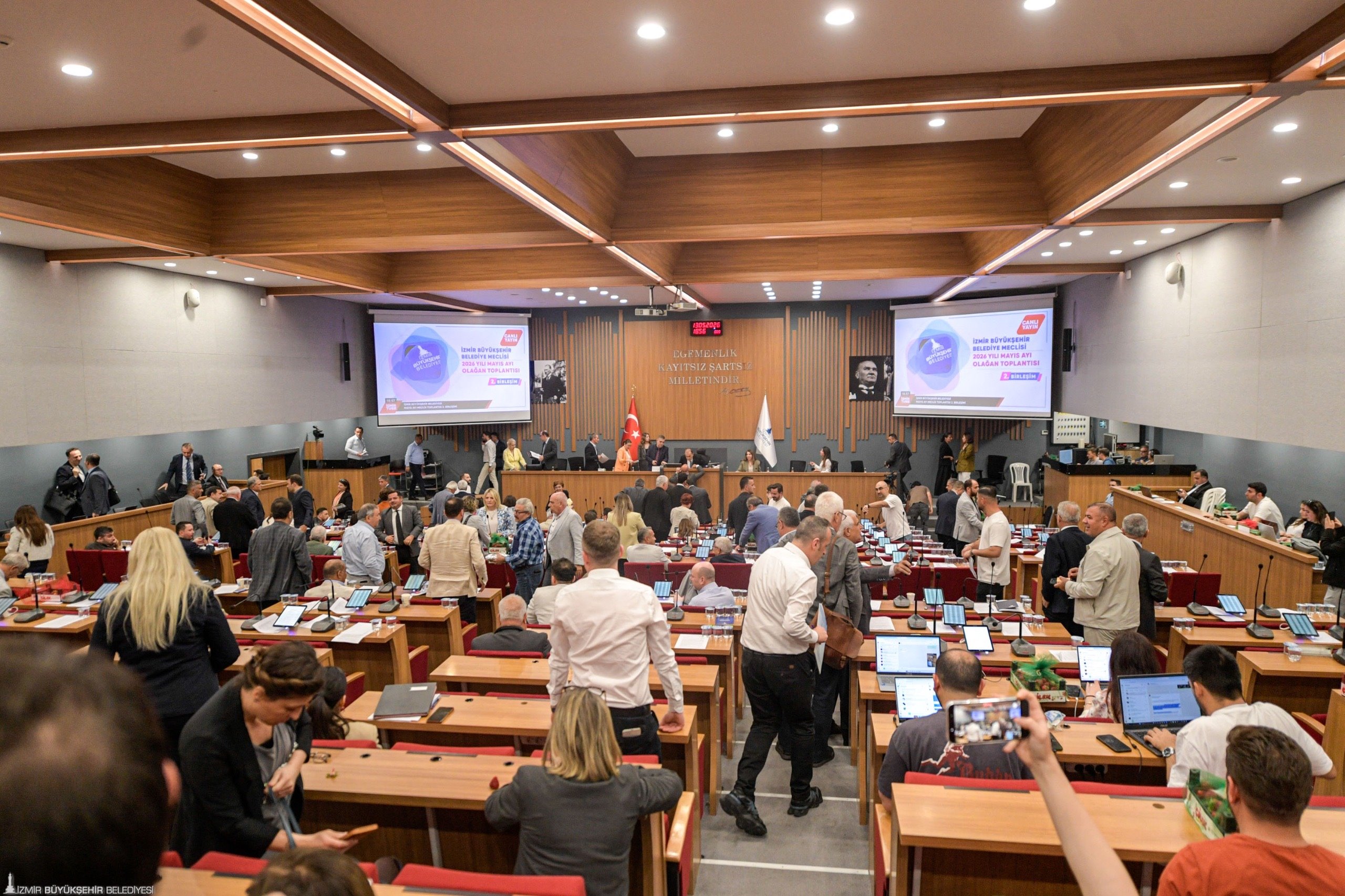 İzmir Büyükşehir Meclisi'nde 'yeter sayı' krizi: 15 Mayıs'a ertelendi