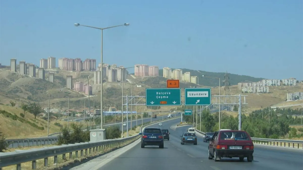 İzmir trafiğinin en kritik arterlerinden biri olan İzmir Çevre Yolu