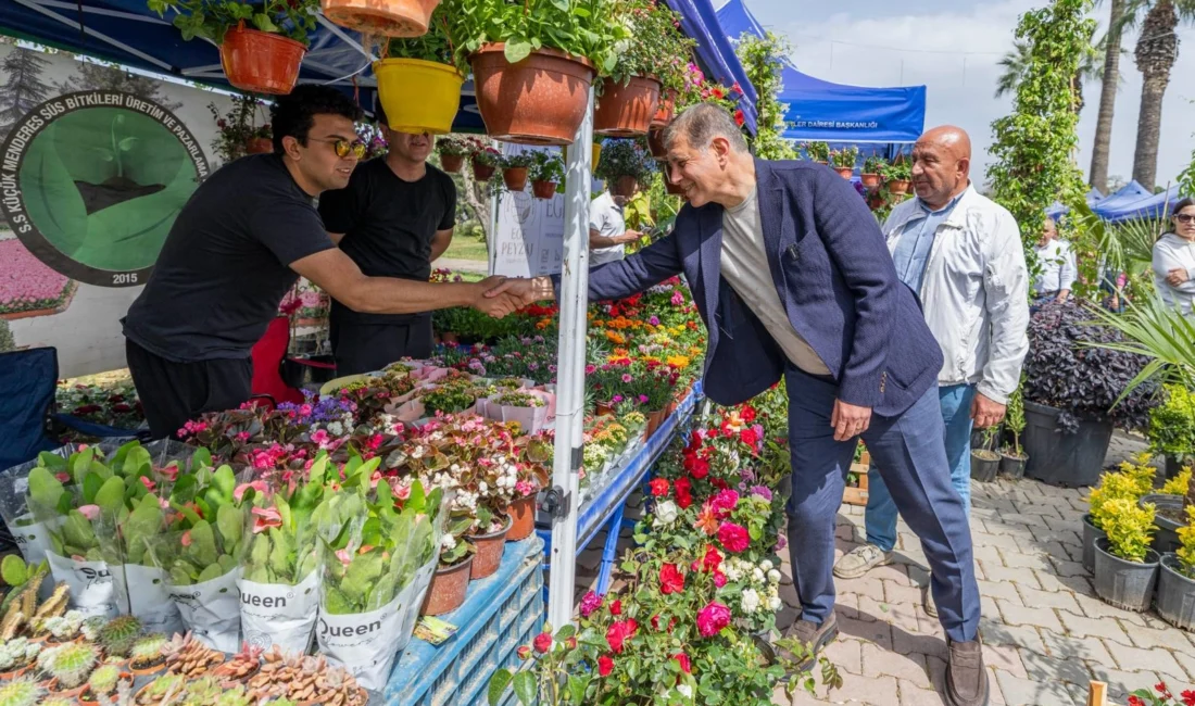 İzmir Büyükşehir Belediyesi'nin düzenlediği Balkon ve Bahçe Bitkileri Festivali binlerce