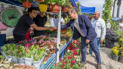 İzmir Büyükşehir Belediyesi'nin düzenlediği Balkon ve Bahçe Bitkileri Festivali binlerce