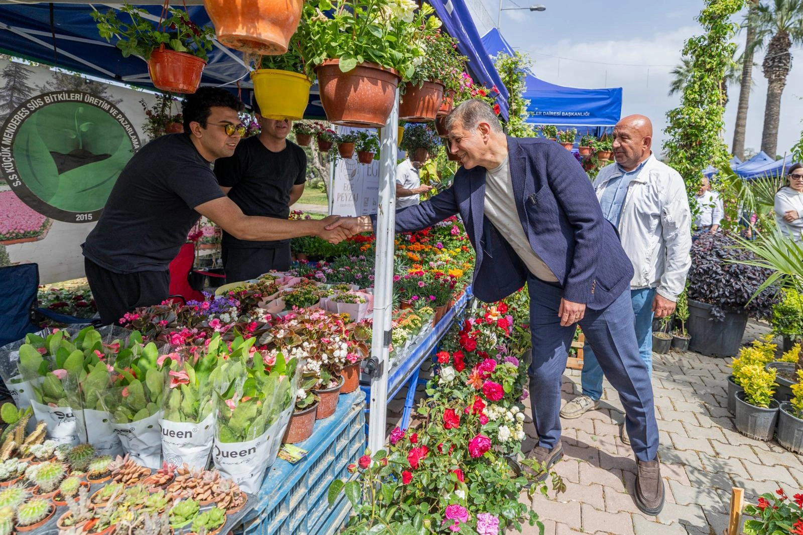 İzmir Büyükşehir Belediyesi'nin düzenlediği Balkon ve Bahçe Bitkileri Festivali binlerce