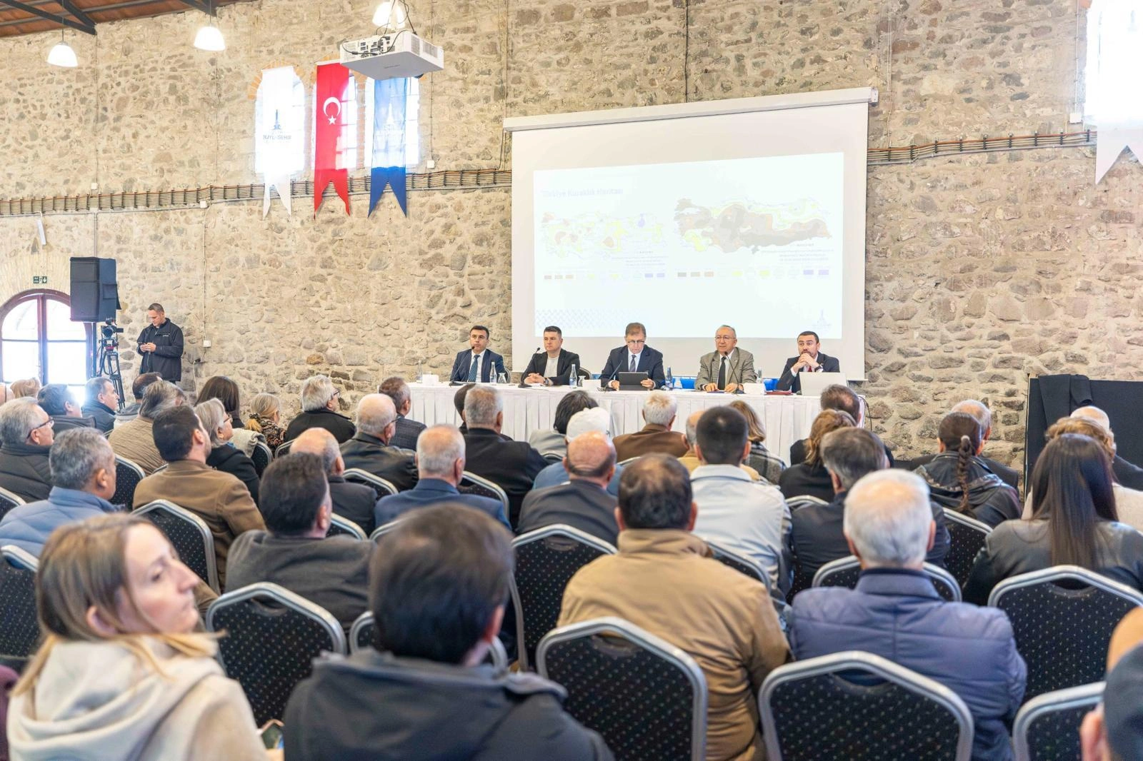 "Duvara çarpmak üzereyiz!" İzmir'in geleceğini kurtaracak o plan açıklandı