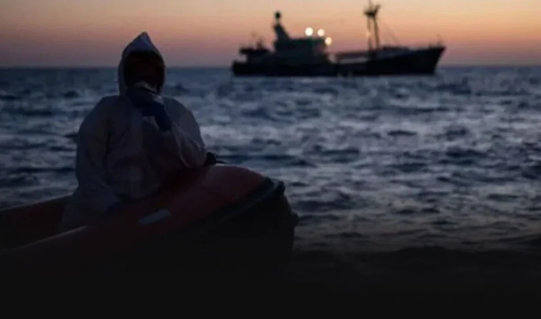 İzmir Karaburun açıklarında açık denizde sürüklenen lastik botta can pazarı