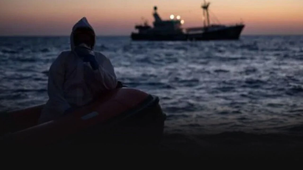 İzmir Karaburun açıklarında açık denizde sürüklenen lastik botta can pazarı