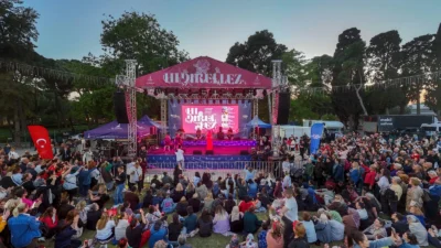 İzmir Büyükşehir Belediyesi’nin düzenlediği Hıdırellez şenliğinde on binlerce İzmirli Kültürpark’a