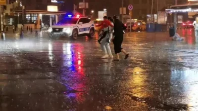 İzmir'de aniden bastıran ve yalnızca 20 dakika süren yoğun sağanak
