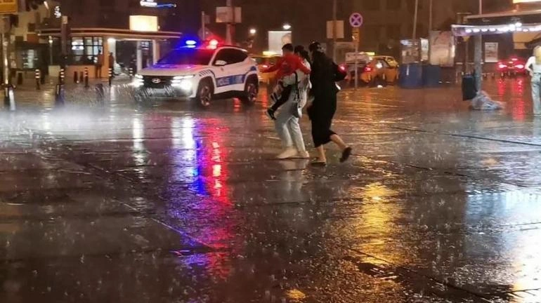 İzmir'de aniden bastıran ve yalnızca 20 dakika süren yoğun sağanak