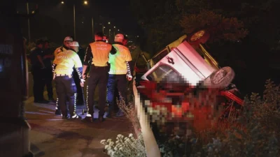 İzmir'in Buca ilçesinde, sürücüsünün direksiyon hakimiyetini kaybetmesi sonucu önce su