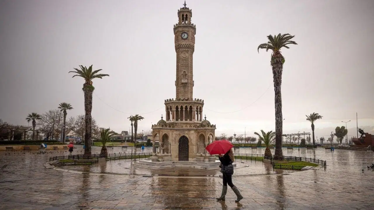 İzmir, Mayıs ayına serin ve yağışlı bir havayla giriyor. Bugün