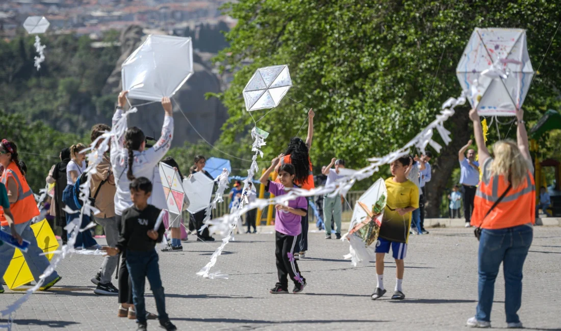 İzmir’in tarihi zirvesi Kadifekale, rengârenk bir festivale ev sahipliği yaptı.