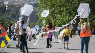İzmir’in tarihi zirvesi Kadifekale, rengârenk bir festivale ev sahipliği yaptı.