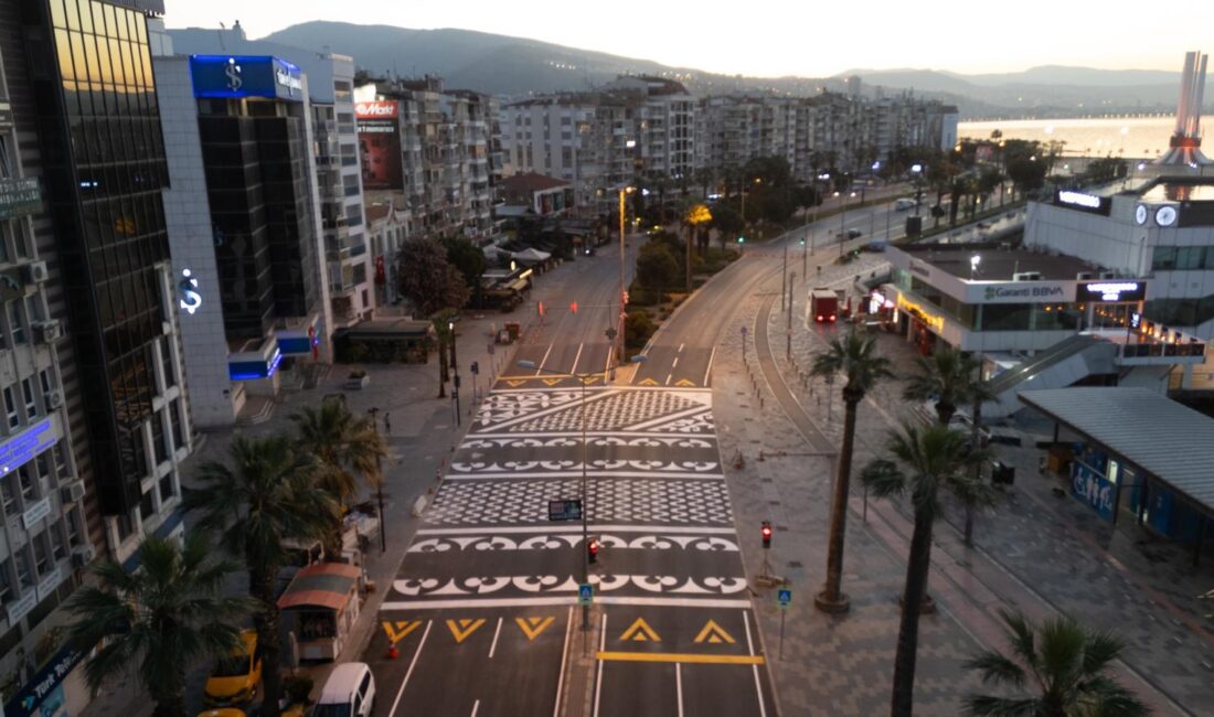 Karşıyaka İskelesi ve tramvaydan inip Çarşı'ya geçenlerin o telaşlı koşuşturmacası