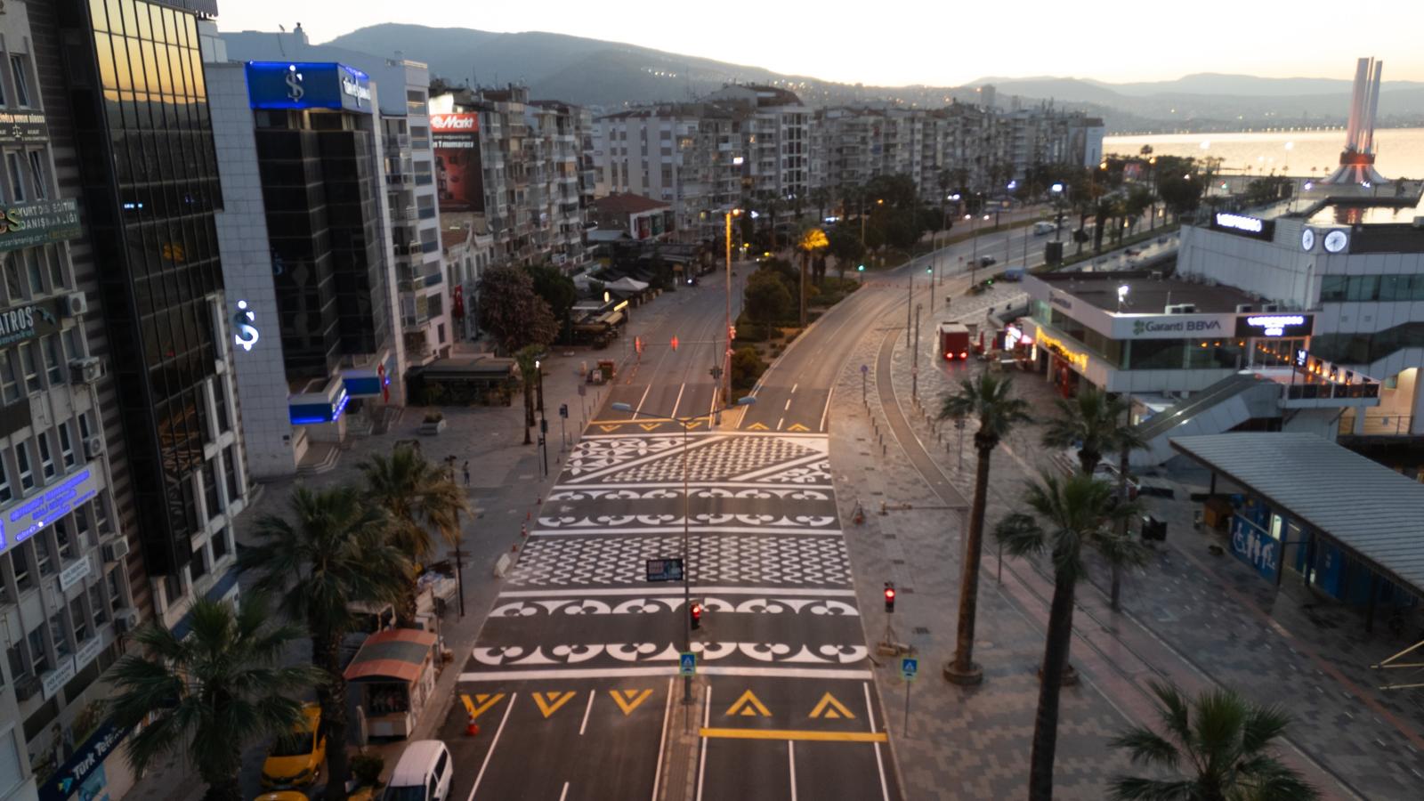 Karşıyaka İskelesi ve tramvaydan inip Çarşı'ya geçenlerin o telaşlı koşuşturmacası