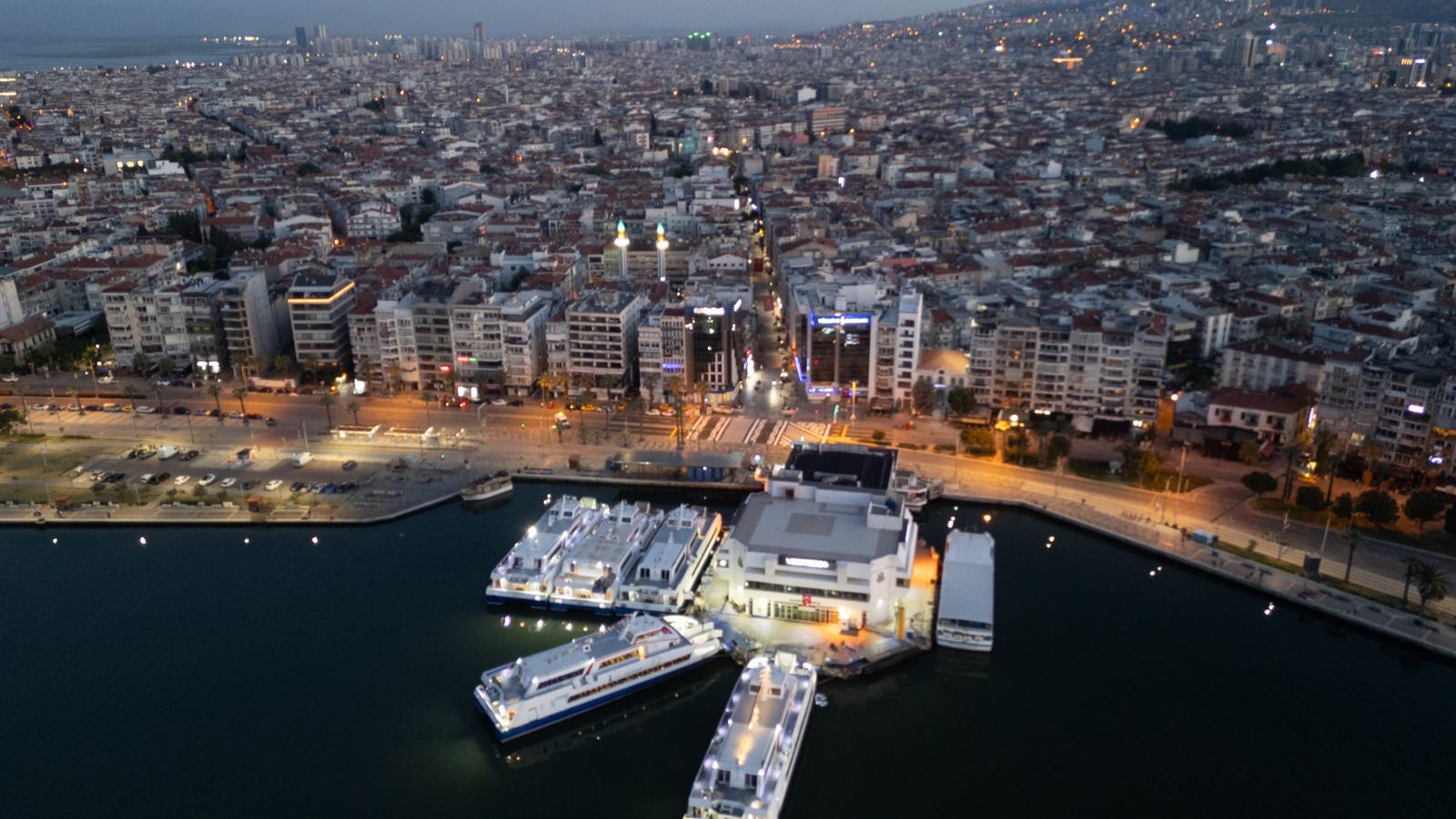 Karşıyaka Sahili'ne çok yakıştı: İskeleden çarşıya hem güvenli hem sanat dolu geçiş!