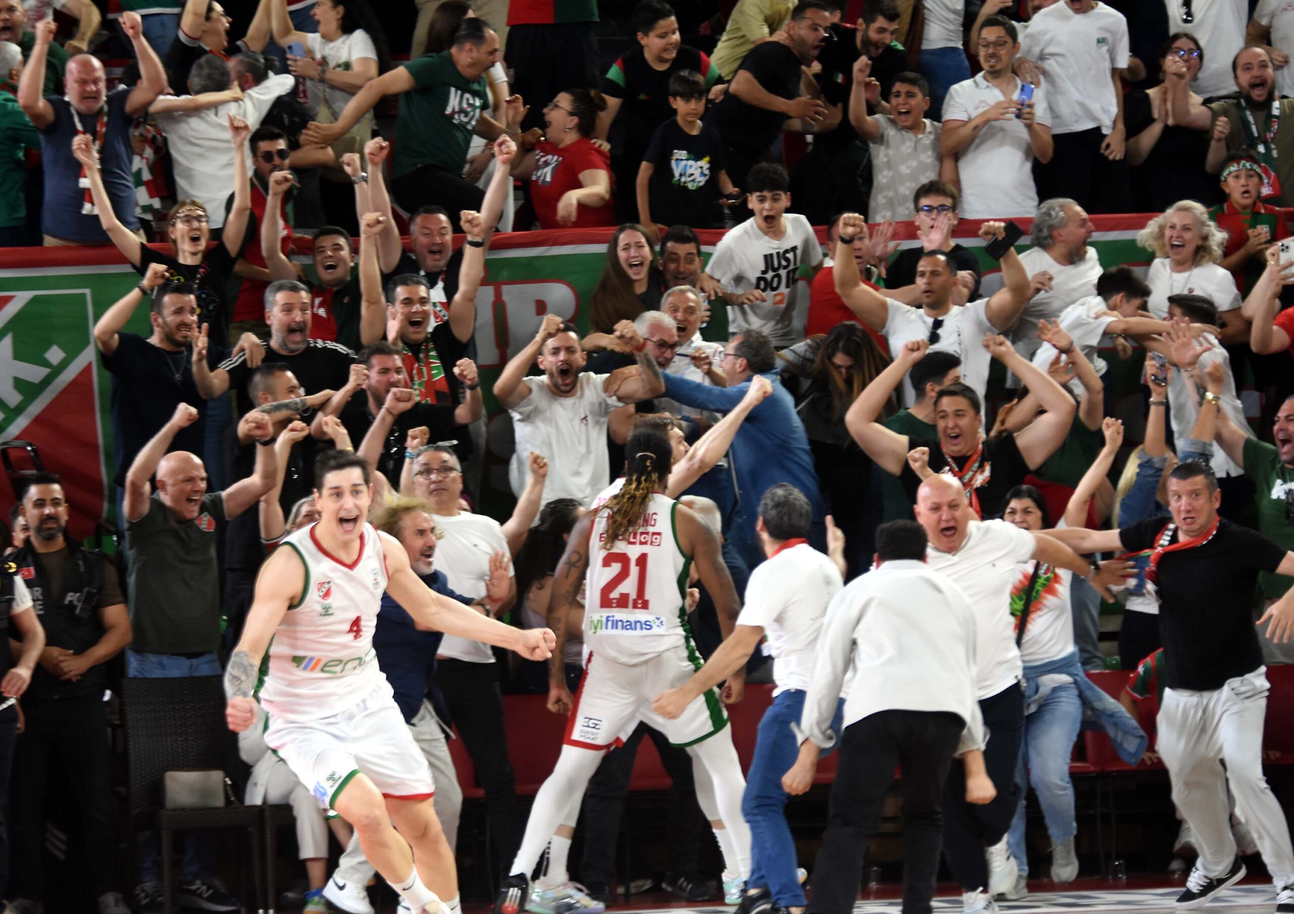 Parkede gözyaşı ve mucize: Karşıyaka son saniyede ligde kaldı!