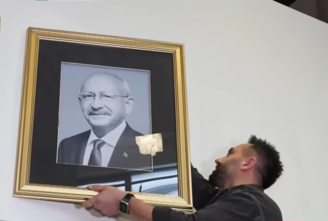Kılıçdaroğlu fotoğrafı yeniden Genel Merkez'de 1 Kılıçdaroğlu fotoğrafı yeniden Genel Merkez'de