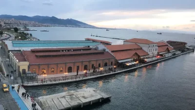 İzmir kent hafızasının en önemli simgelerinden biri olan Konak Pier’in