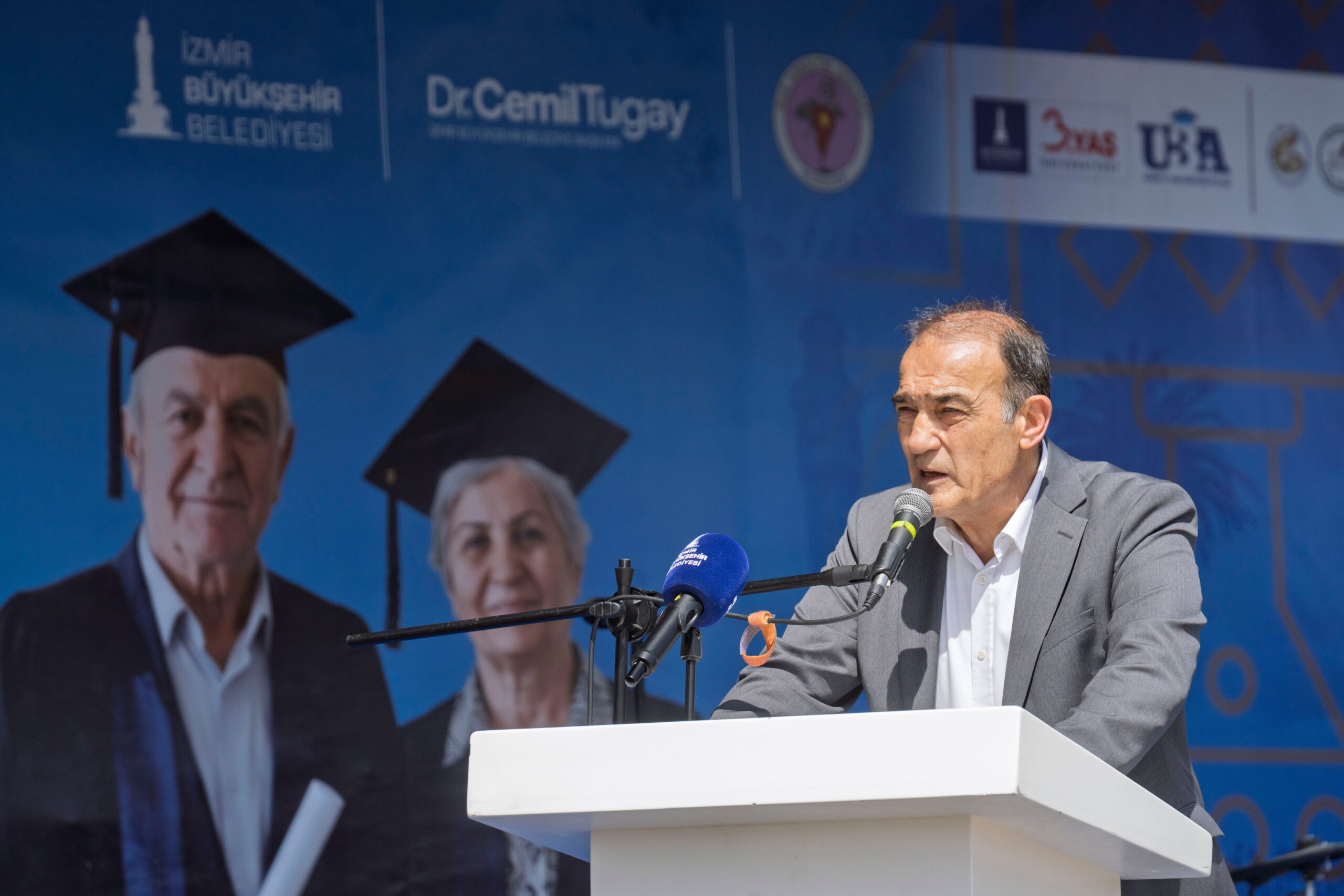 İzmir’de ikinci bahar karnavalı: 3. Yaş Üniversitesi şenliği başladı!