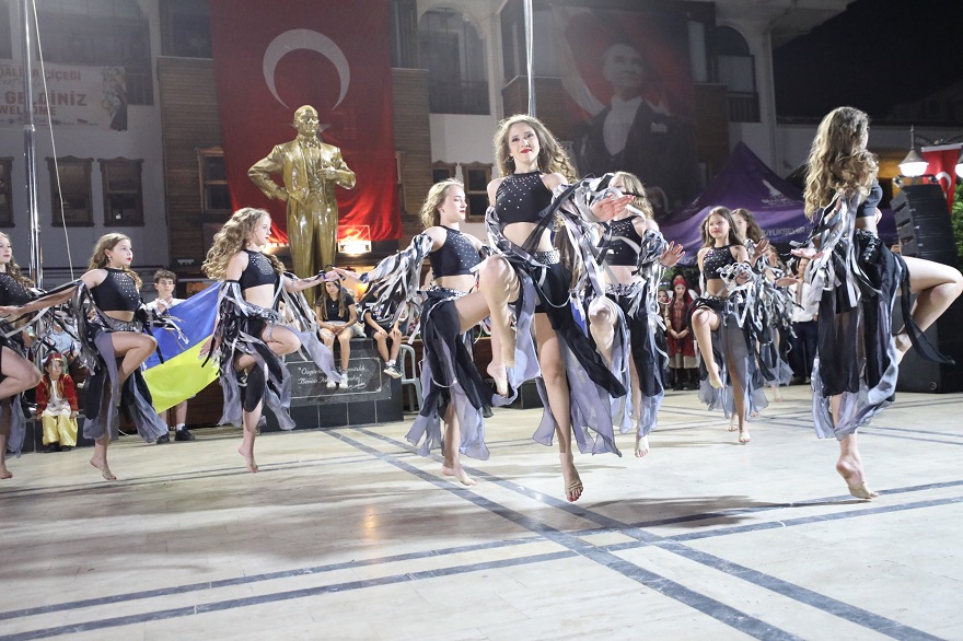 Menderes'te kültürlerin buluşması: Mandalina Çiçeği Festivali coşkusu 1 Menderes'te kültürlerin buluşması: Mandalina Çiçeği Festivali coşkusu