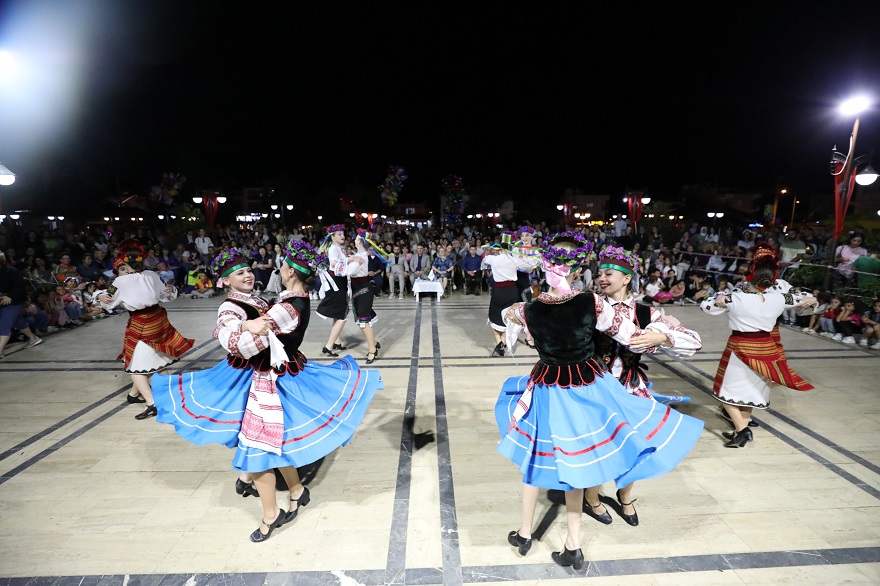 Menderes'te kültürlerin buluşması: Mandalina Çiçeği Festivali coşkusu 2 Menderes'te kültürlerin buluşması: Mandalina Çiçeği Festivali coşkusu