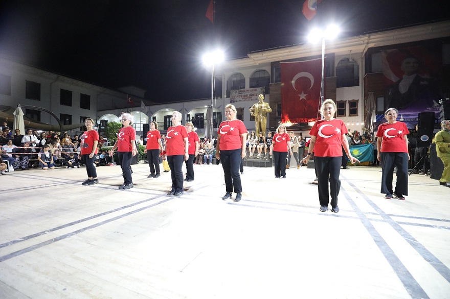 Menderes'te kültürlerin buluşması: Mandalina Çiçeği Festivali coşkusu 3 Menderes'te kültürlerin buluşması: Mandalina Çiçeği Festivali coşkusu