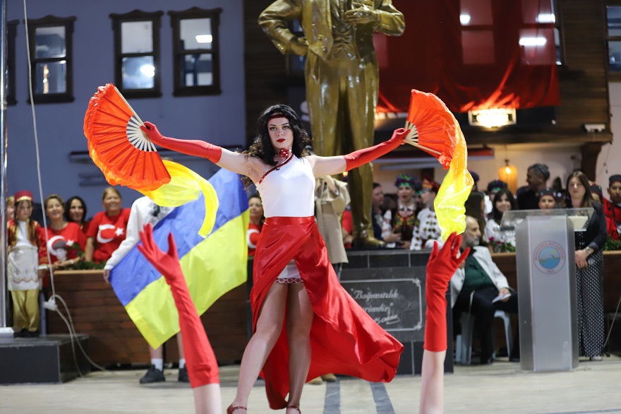 Menderes'te kültürlerin buluşması: Mandalina Çiçeği Festivali coşkusu 4 Menderes'te kültürlerin buluşması: Mandalina Çiçeği Festivali coşkusu