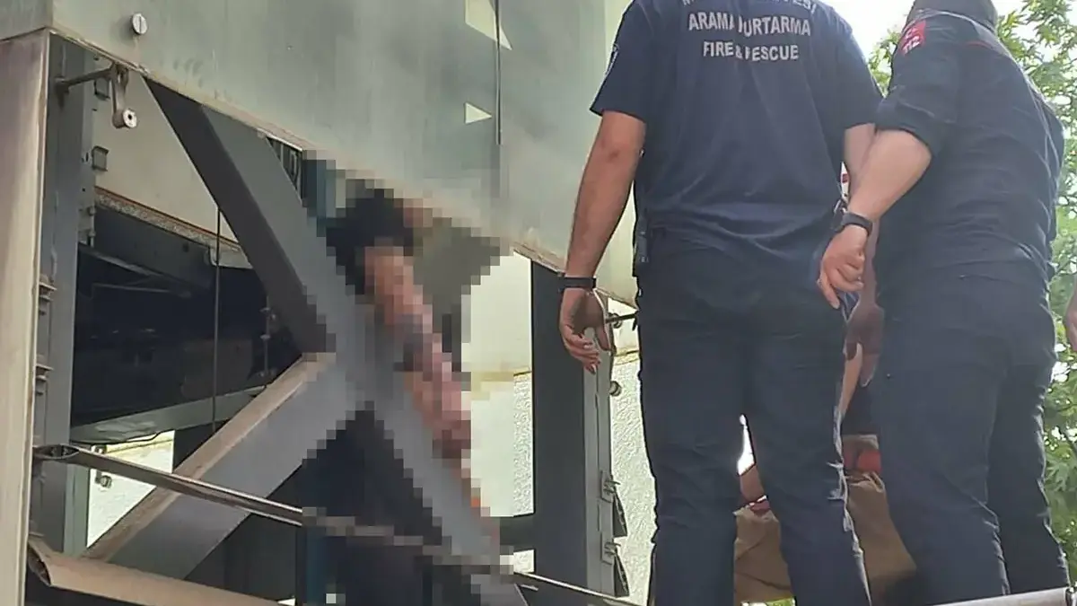 Manisa’nın Yunusemre ilçesinde arızalanan asansörden kendi imkânlarıyla çıkmaya çalışan Seymen