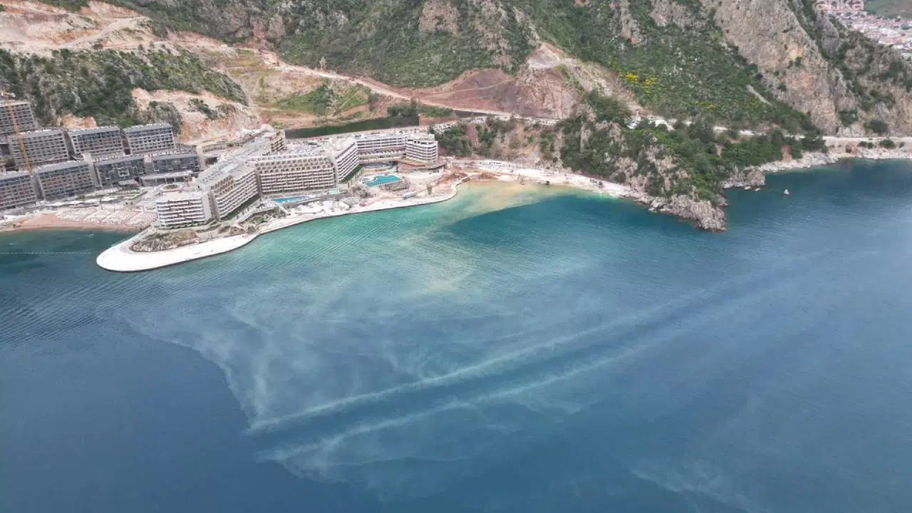 Kent Politikaları Derneği, Marmaris Milli Parkı içindeki koyda iş makinelerinin