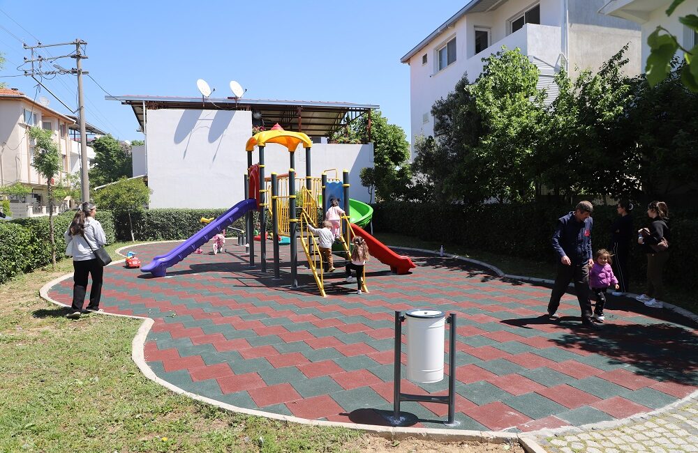 Menderes Belediyesi, ilçe genelindeki parkları modernize etmek amacıyla başlattığı kapsamlı