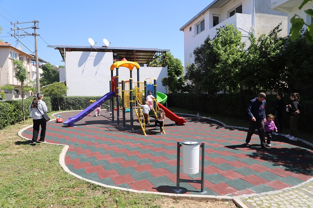 Menderes’te çocukların yüzünü güldüren değişim: Parklar yenileniyor