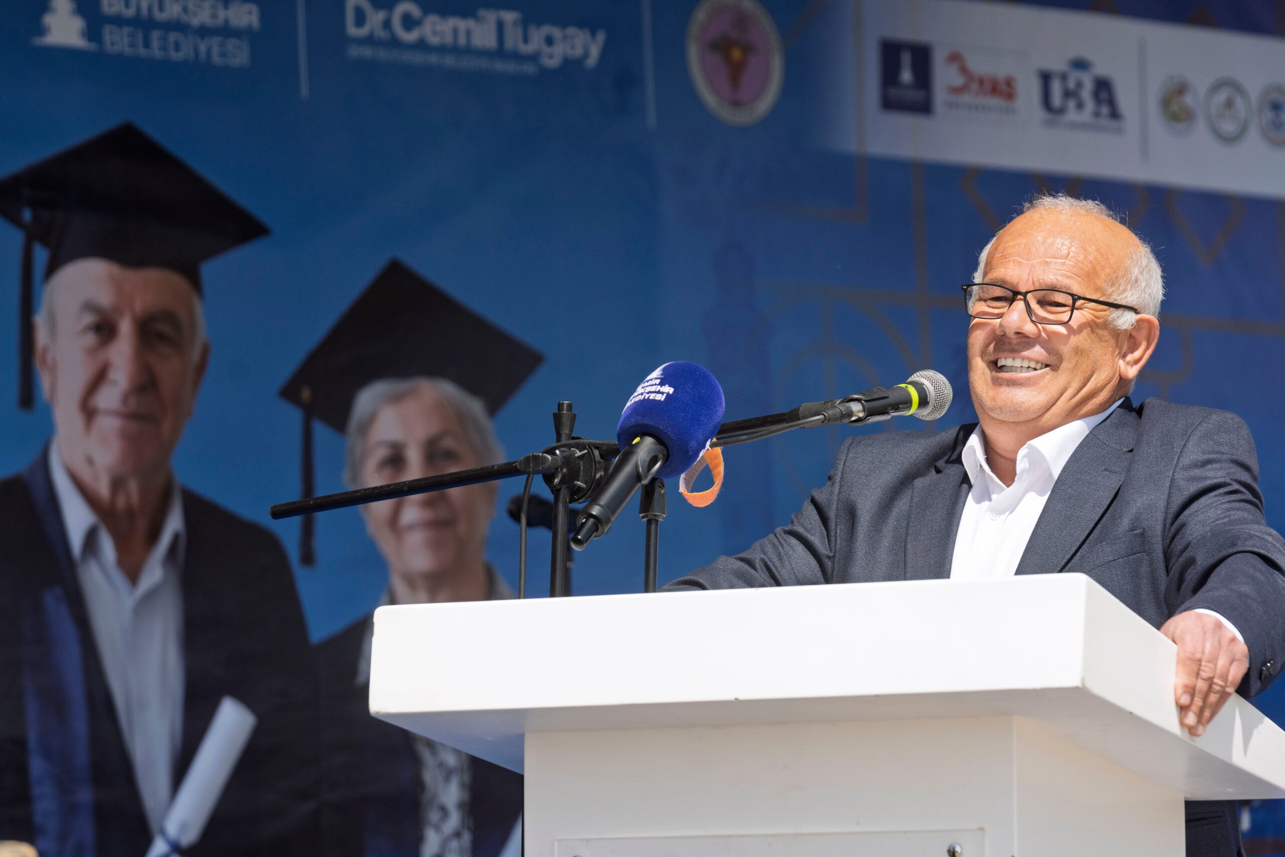 İzmir’de ikinci bahar karnavalı: 3. Yaş Üniversitesi şenliği başladı!