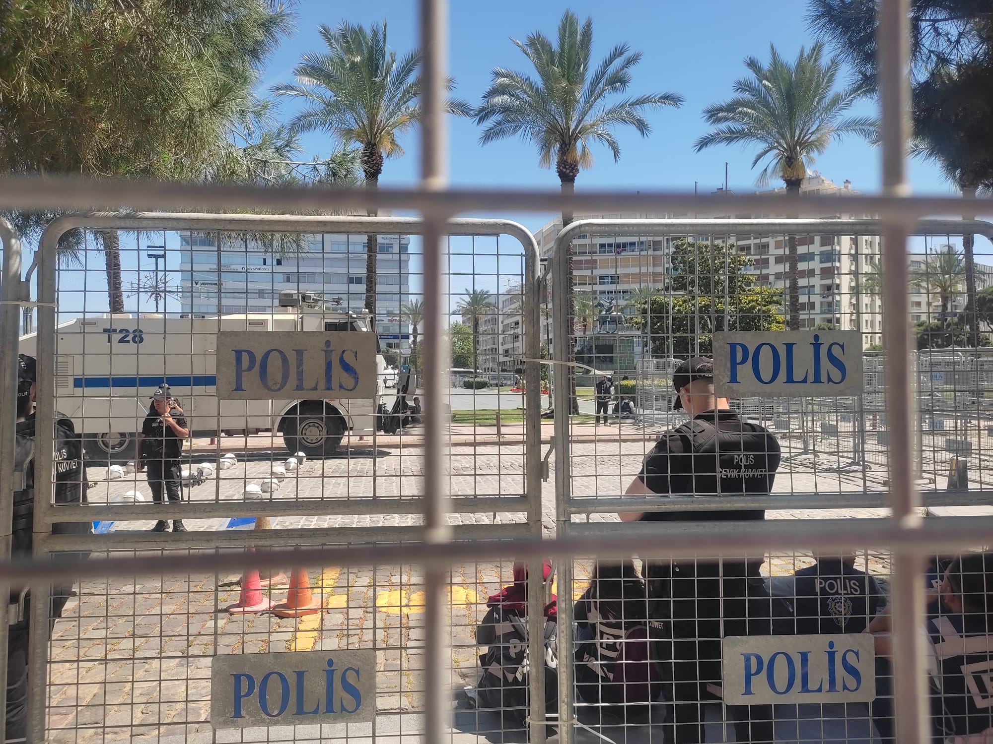 Özel'in Cumhuriyet Meydanı'nda seslenişine son 1 saat: İzmirliler izin verilmeyen meydana yürüyor!