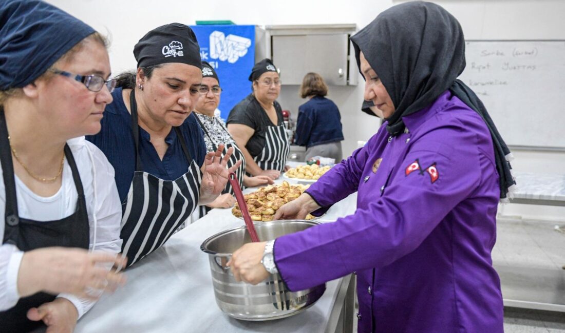 İzmir Büyükşehir Belediyesi Meslek Fabrikası’nda sağır ve işitme engelli aşçı