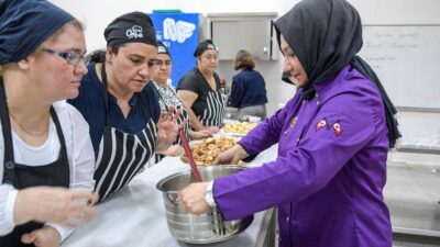 İzmir Büyükşehir Belediyesi Meslek Fabrikası’nda sağır ve işitme engelli aşçı
