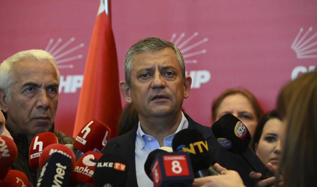 Mutlak butlan kararının ardından genel başkanlık görevinden uzaklaştırılan  Özgür