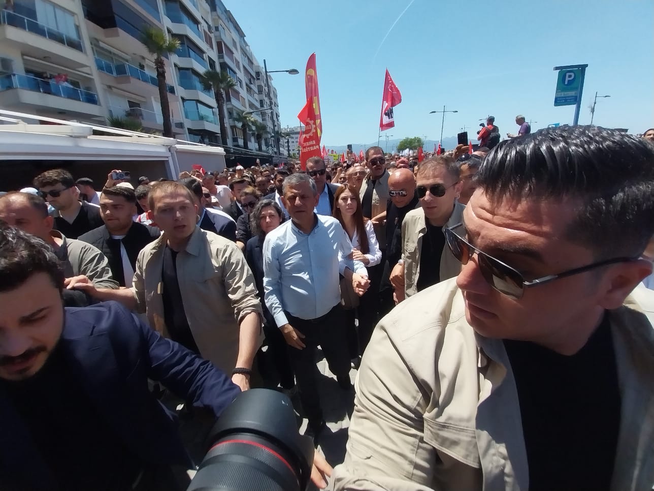 Özgür Özel meydanda konuştu: 'Genel başkanı 2 milyon üye seçsin'