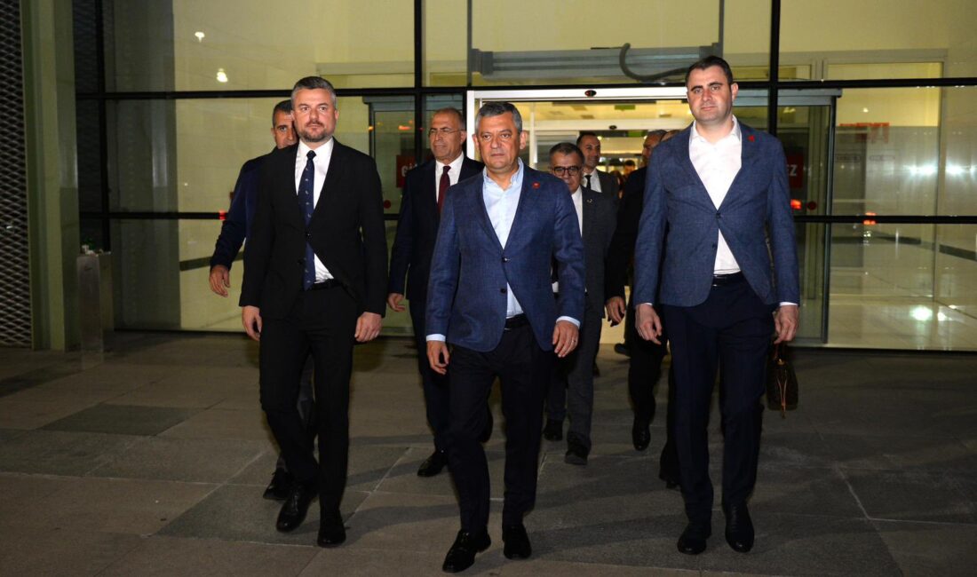 CHP Genel Başkanı Özgür Özel, yoğun İzmir programına başlıyor. 

Dün