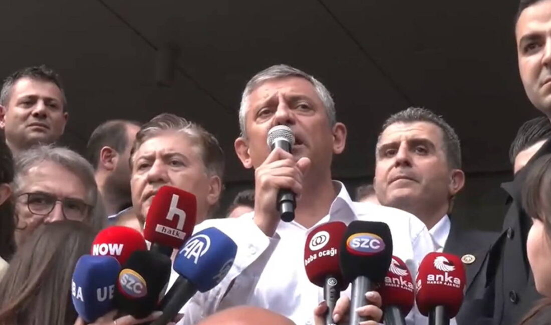 Emniyet güçlerinin müdahale ettiği CHP Genel Merkez binası bahçesinde açıklama