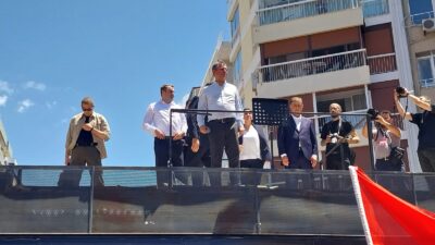 DEMOKRAT GÜNDEM-CANLI ANLATIM-Polis ablukası altındaki Cumhuriyet Meydanı’nın sınırında, seçim otobüsünün