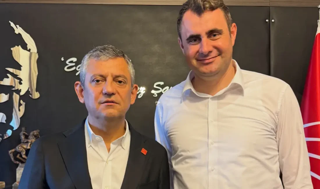 Polis müdahalesinin ardından parlamentodaki makamına geçen Özgür Özel'i ziyaret eden