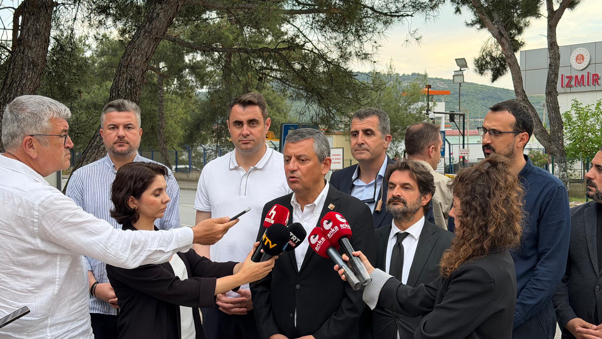 Özgür Özel’den Kılıçdaroğlu’na Meclis içtüzüğü resti: "Aramızda hiyerarşi yok, istifa etmiyorum!" 1 Özgür Özel’den Kılıçdaroğlu’na Meclis içtüzüğü resti: "Aramızda hiyerarşi yok, istifa etmiyorum!"