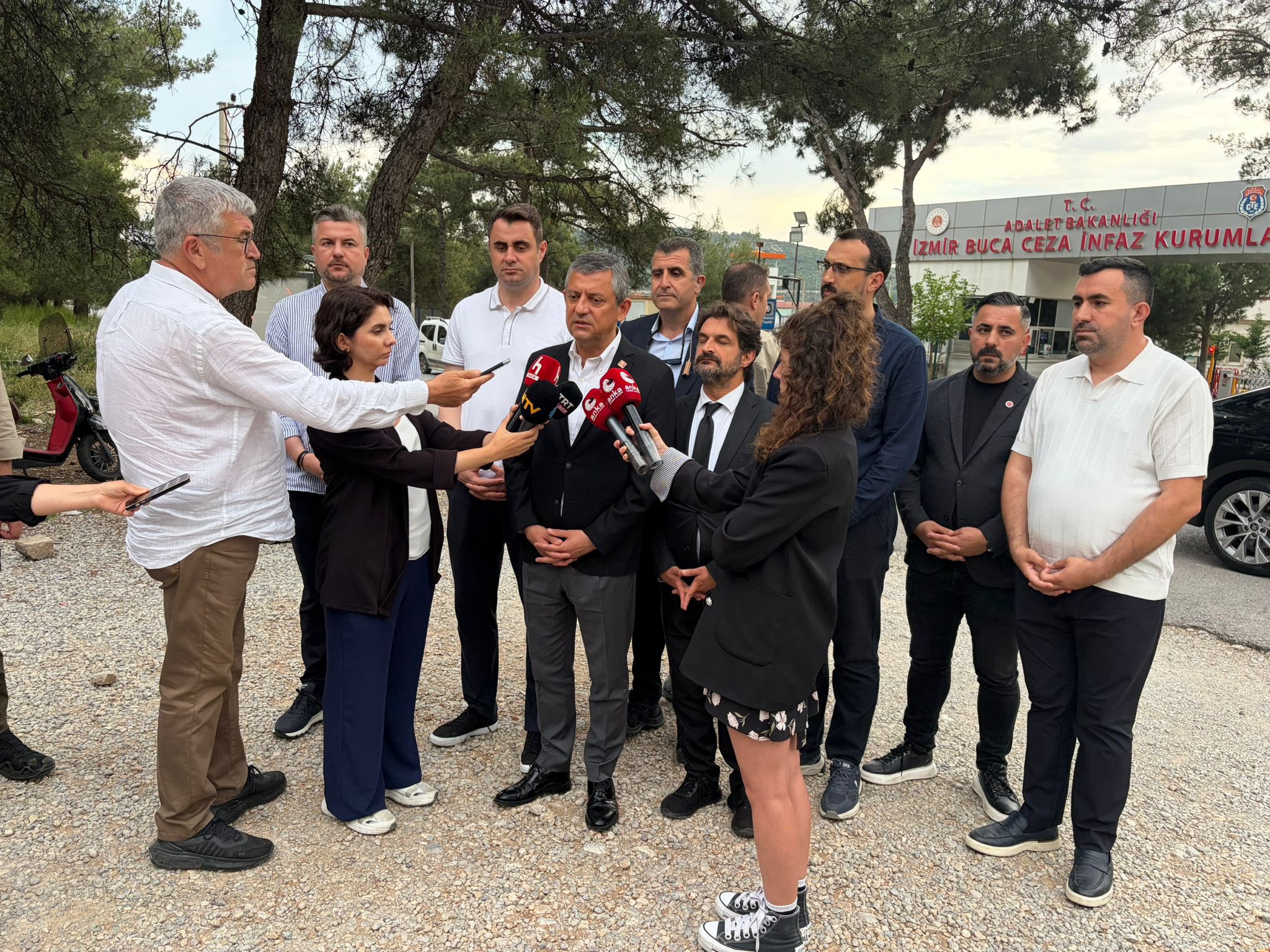 Özgür Özel’den Kılıçdaroğlu’na Meclis içtüzüğü resti: "Aramızda hiyerarşi yok, istifa etmiyorum!" 2 Özgür Özel’den Kılıçdaroğlu’na Meclis içtüzüğü resti: "Aramızda hiyerarşi yok, istifa etmiyorum!"