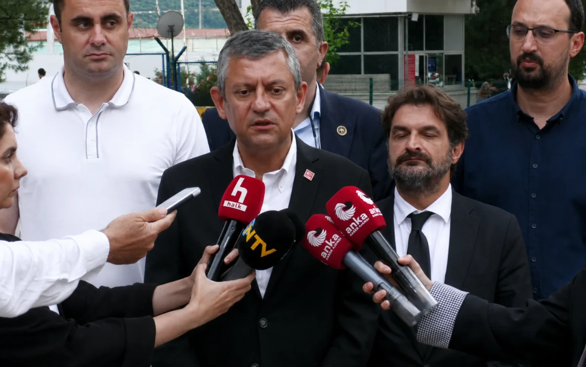 CHP Genel Başkanı Özgür Özel, Kemal Kılıçdaroğlu’nun milletvekillerine gönderdiği yazıya