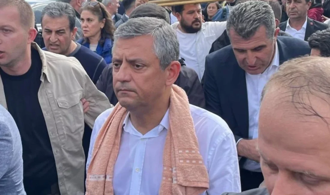 Genel merkez binasındaki tahliye işleminin ardından kurmayları ve kalabalık bir