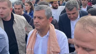 Genel merkez binasındaki tahliye işleminin ardından kurmayları ve kalabalık bir